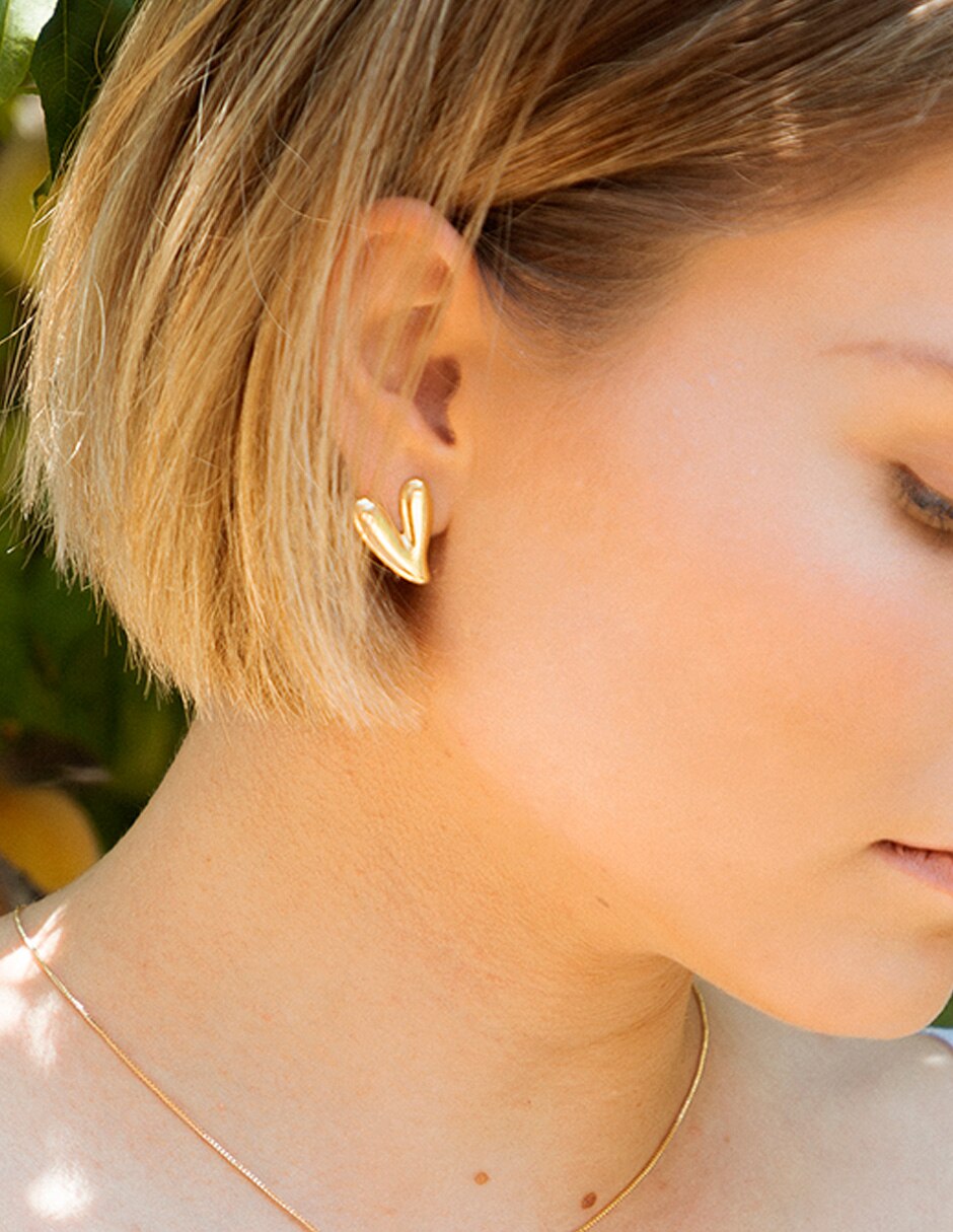 Aretes de corazón 18 K con acabado pulido 3