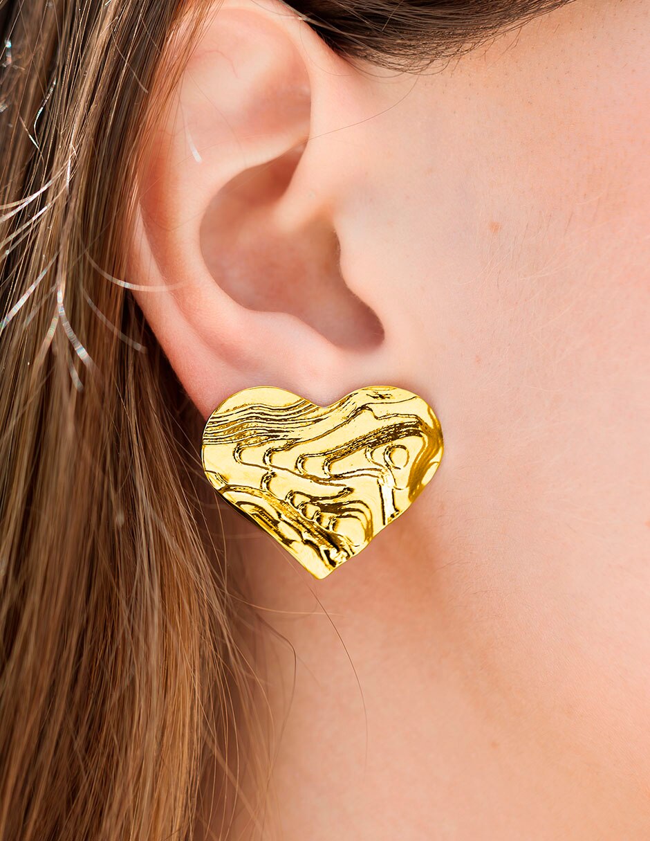 Aretes de corazón 18 K con acabado texturizado 2