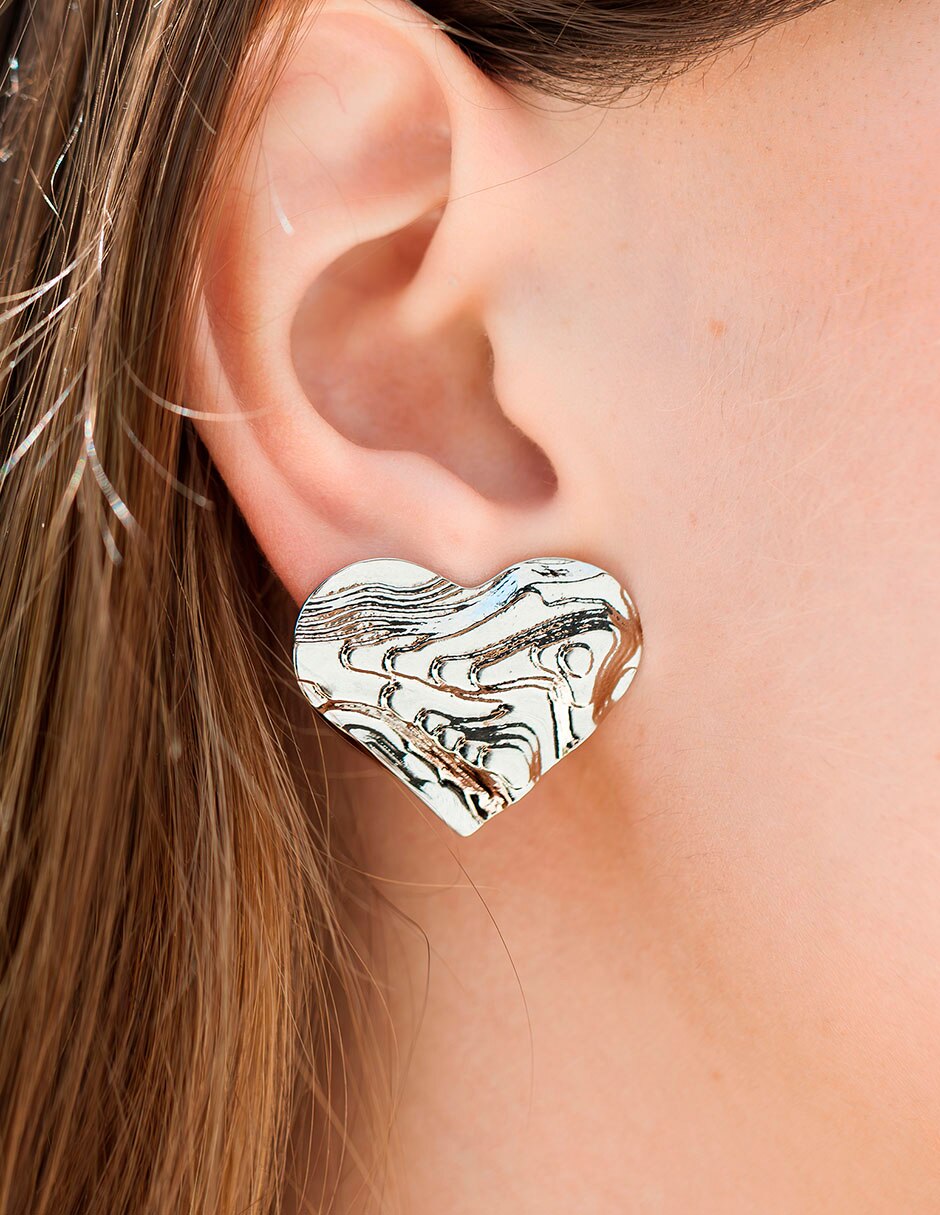 Aretes de corazón 18 K con acabado brillante 3
