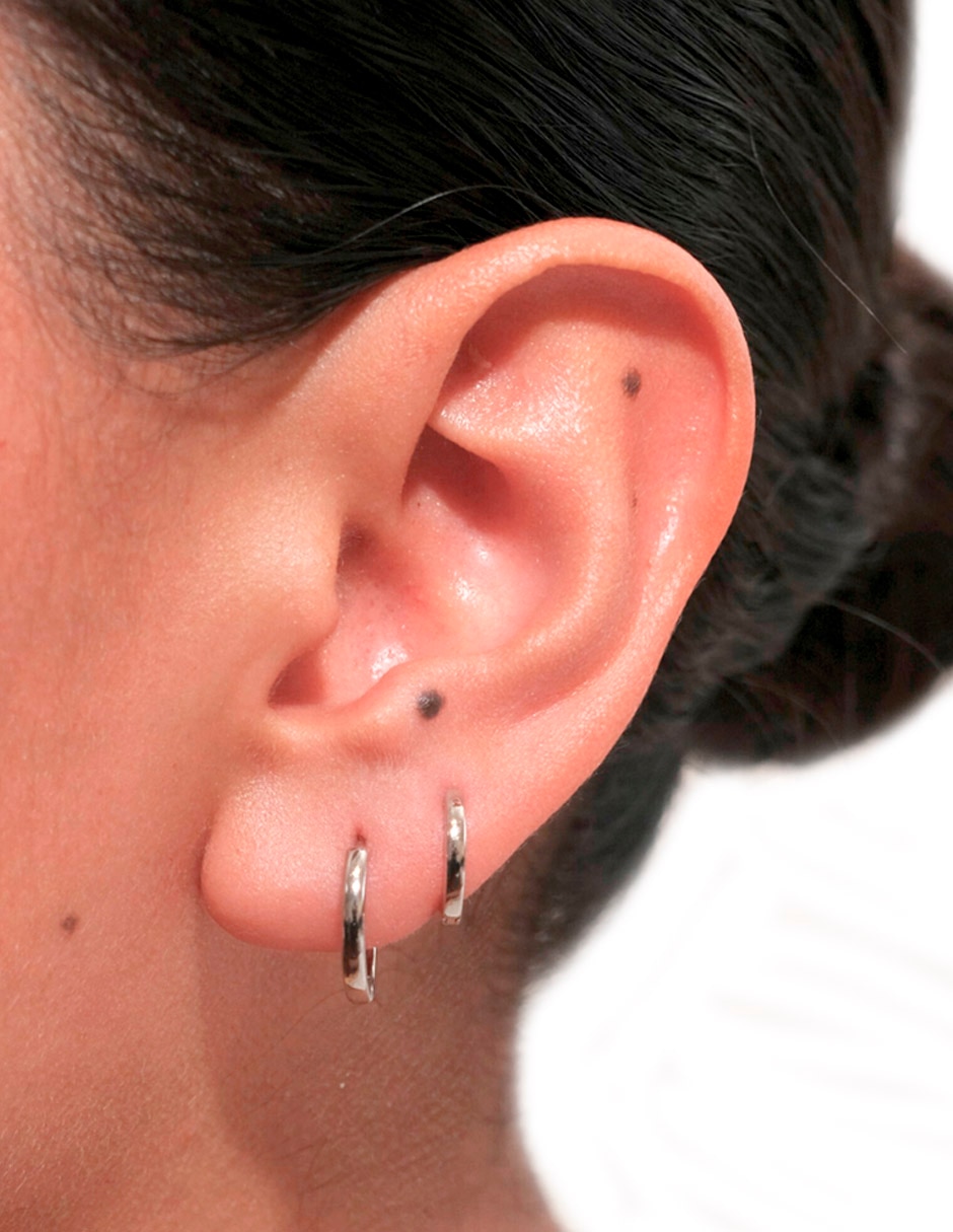 Set de aretes 18 K con acabado plateado 4