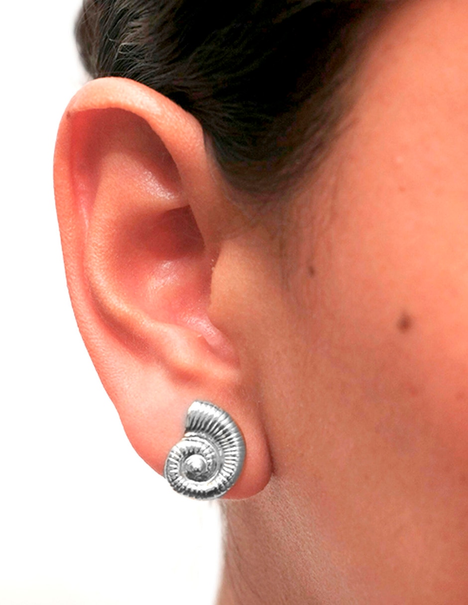 Aretes de caracol 18 K con acabado plateado 2