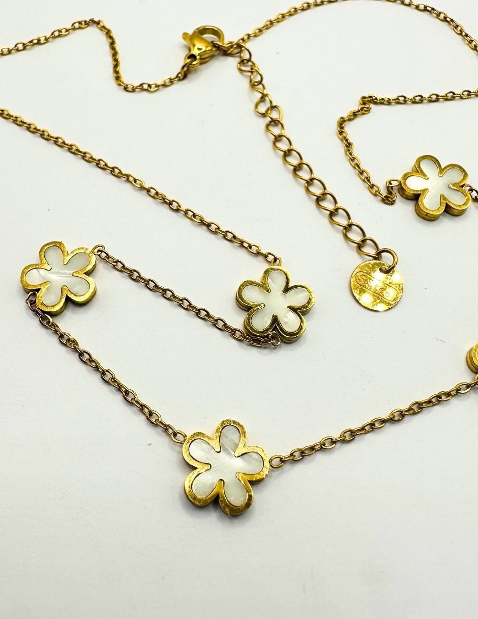 Aretes y collar de flores 3