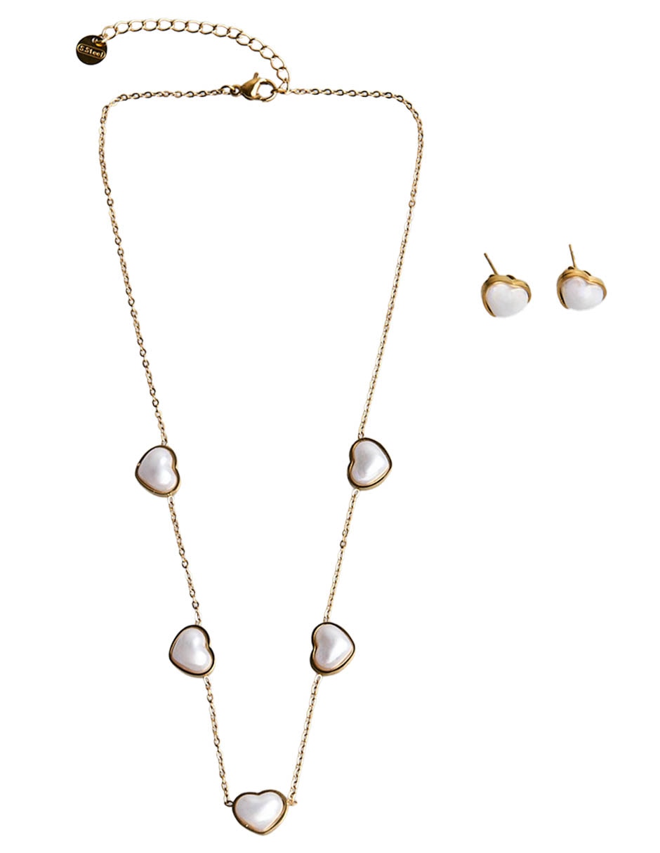 Aretes y collar de corazón Aretes y collar de corazón
