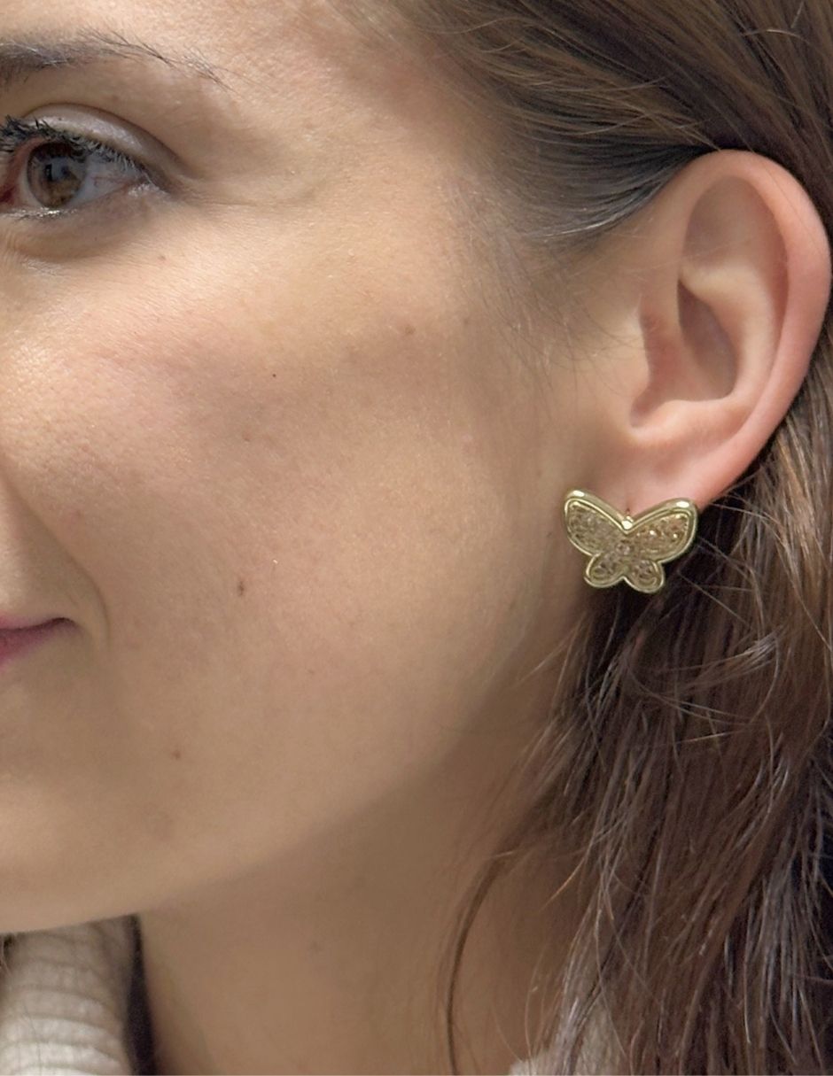 Aretes cortos de mariposa con acabado brillante 3