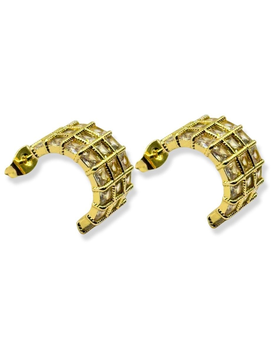 Aretes cortos de 14 K con acabado baño de oro 3