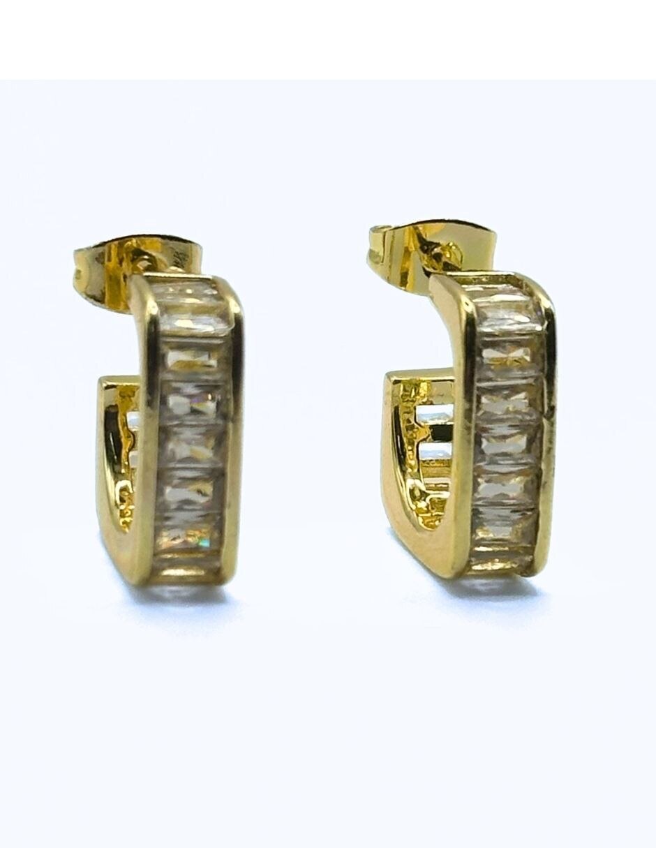 Aretes de corazón con acabado baño de oro