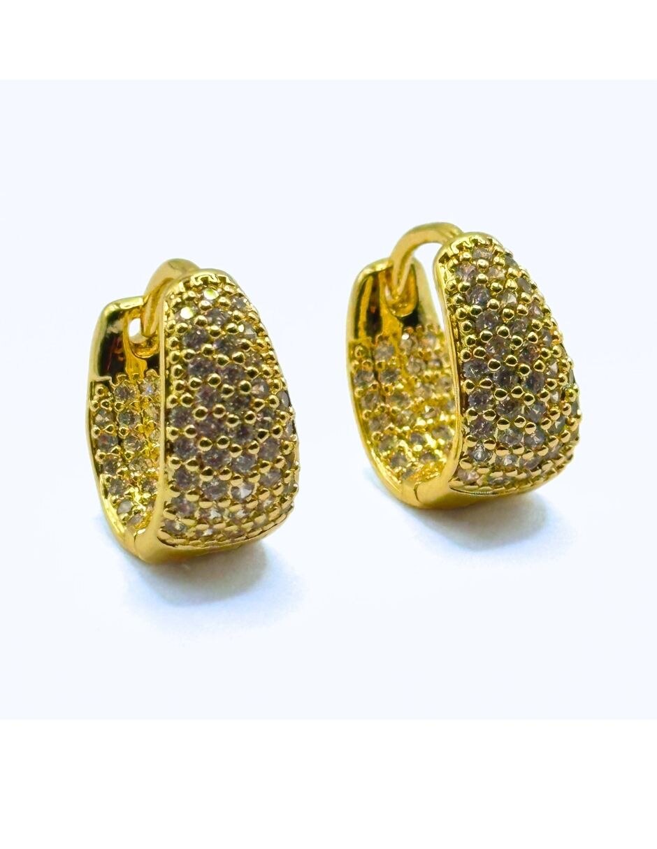 Aretes ovalados con acabado baño de oro 14 K